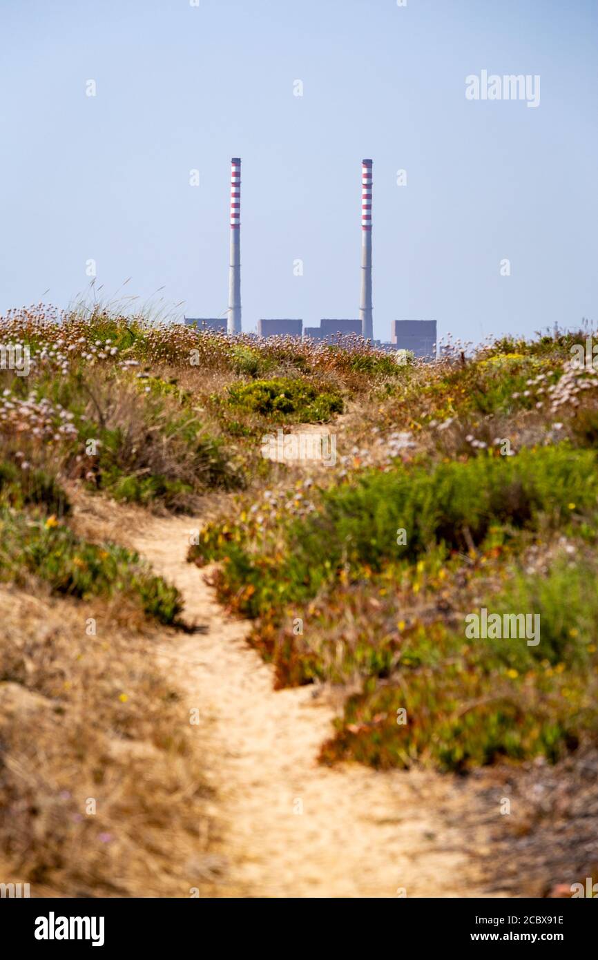 Centrale électrique de Sines au début de la Vicentina Trail Banque D'Images