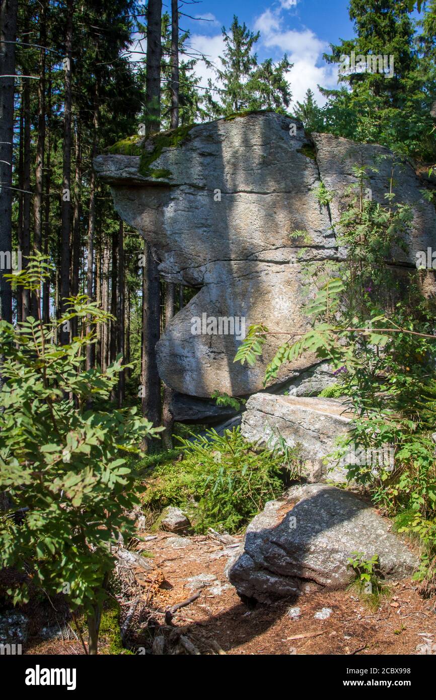 Formations de pierres en Bohême du Sud, randonnée près de Hojna Voda à la montagne Vysoka, République Tchèque Banque D'Images