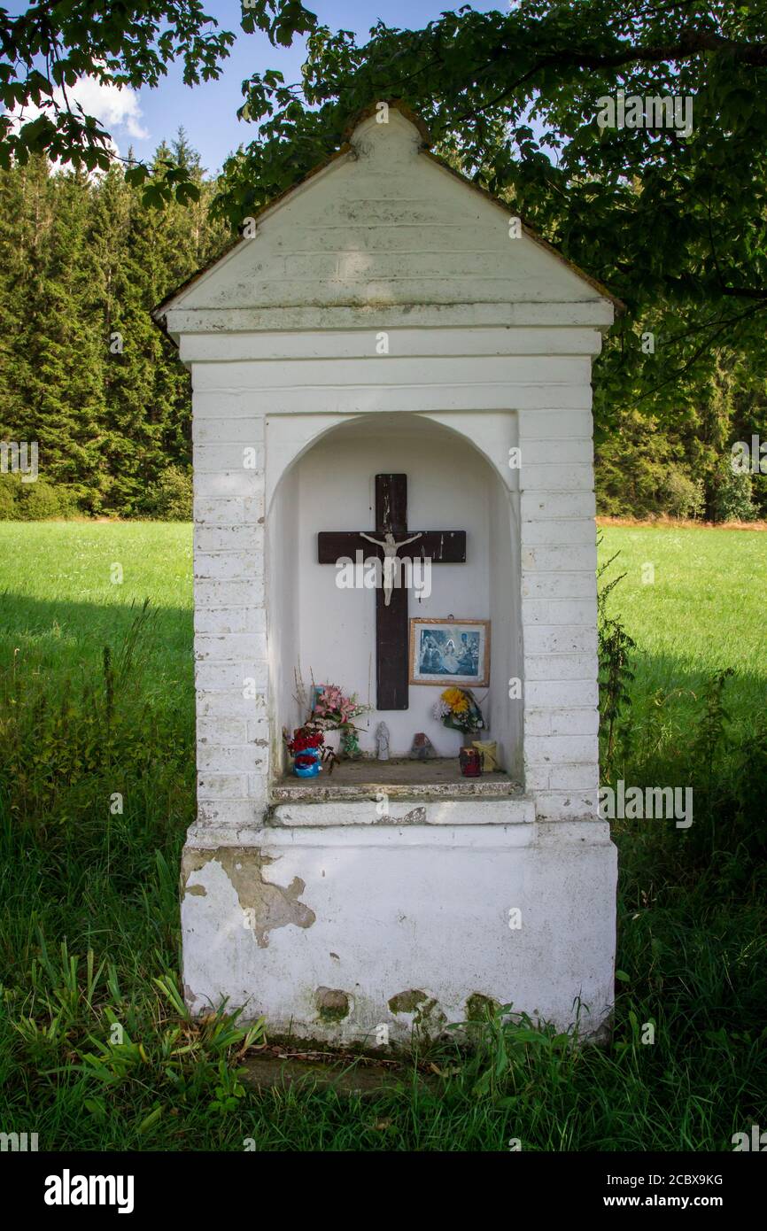 Wayside Cross en Bohême du Sud, randonnée près de Hojna Voda à la montagne Vysoka, République Tchèque Banque D'Images