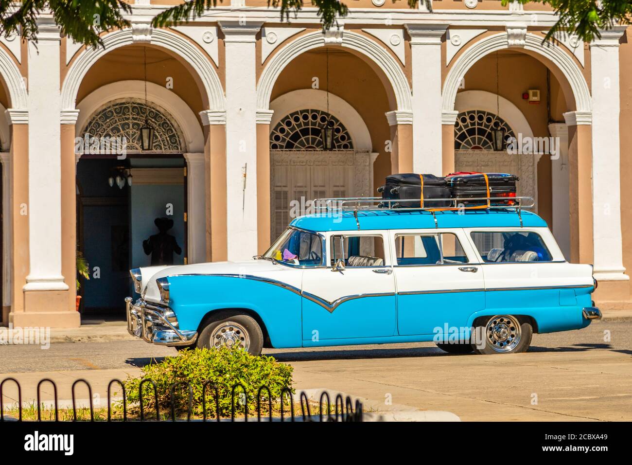 Vieux rouge et blanc cabriolet voiture rétro dans le centre de La Havane, Cuba Banque D'Images