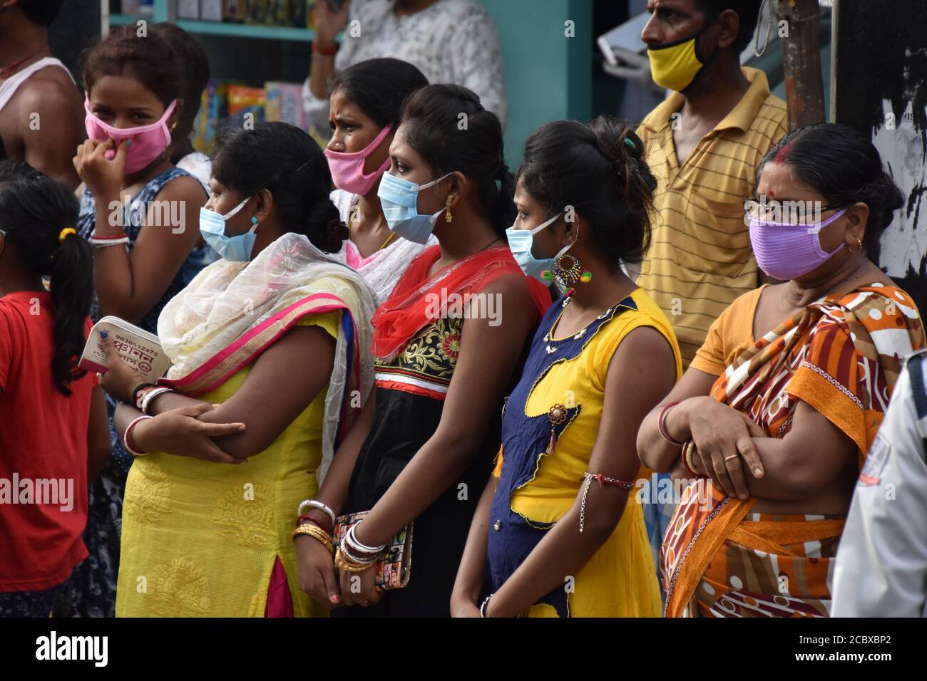 Howrah, Inde. 16 août 2020. RAM-Sita idol ainsi que d'autres divinités hindoues sont emmenées au Gange pour une grande immersion le dernier dimanche du mois de Shraavana dans le calendrier indien. Seigneur Rama et la déesse Sita idoles qui ont été adorées depuis plus de 200 ans à Ramrajatala de Howrah dans le Bengale occidental. Un grand nombre de personnes ont observé la grande procession annuelle au milieu de la nouvelle pandémie du coronavirus (COVID-19). (Photo de Biswarup Gangouly/Pacific Press/Sipa USA) crédit: SIPA USA/Alay Live News Banque D'Images