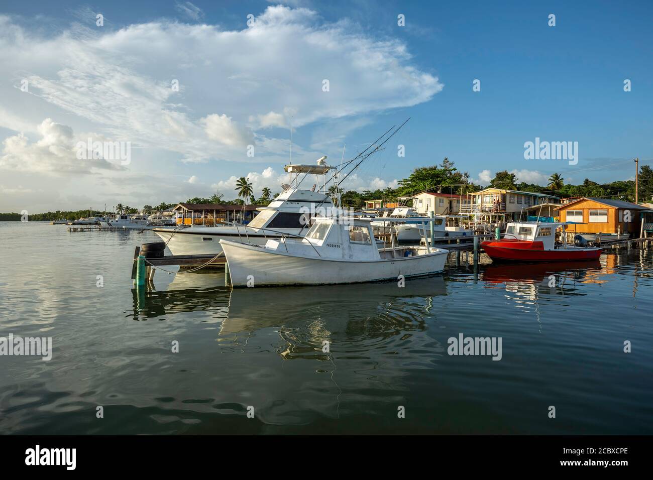 Les bateaux de pêche et ses maisons colorées, village de pêcheurs de Puerto Real, Cabo Rojo, Puerto Rico Banque D'Images