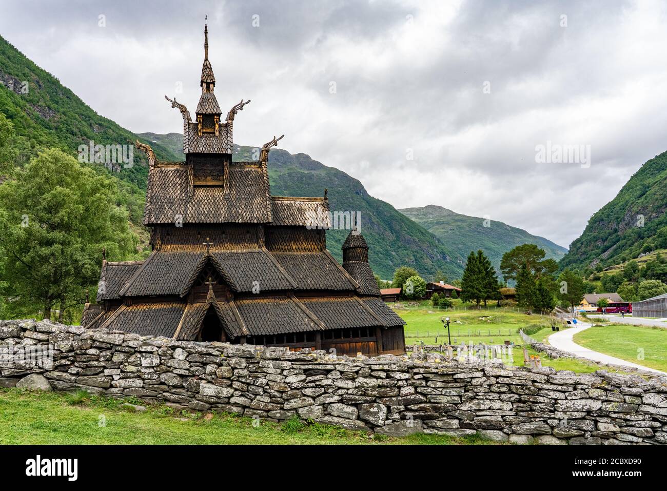 Borgund stave église et centre d'accueil à la tête de Laerdale, dans le centre de la Norvège de Vestland, entièrement construite en bois le xiie siècle Banque D'Images