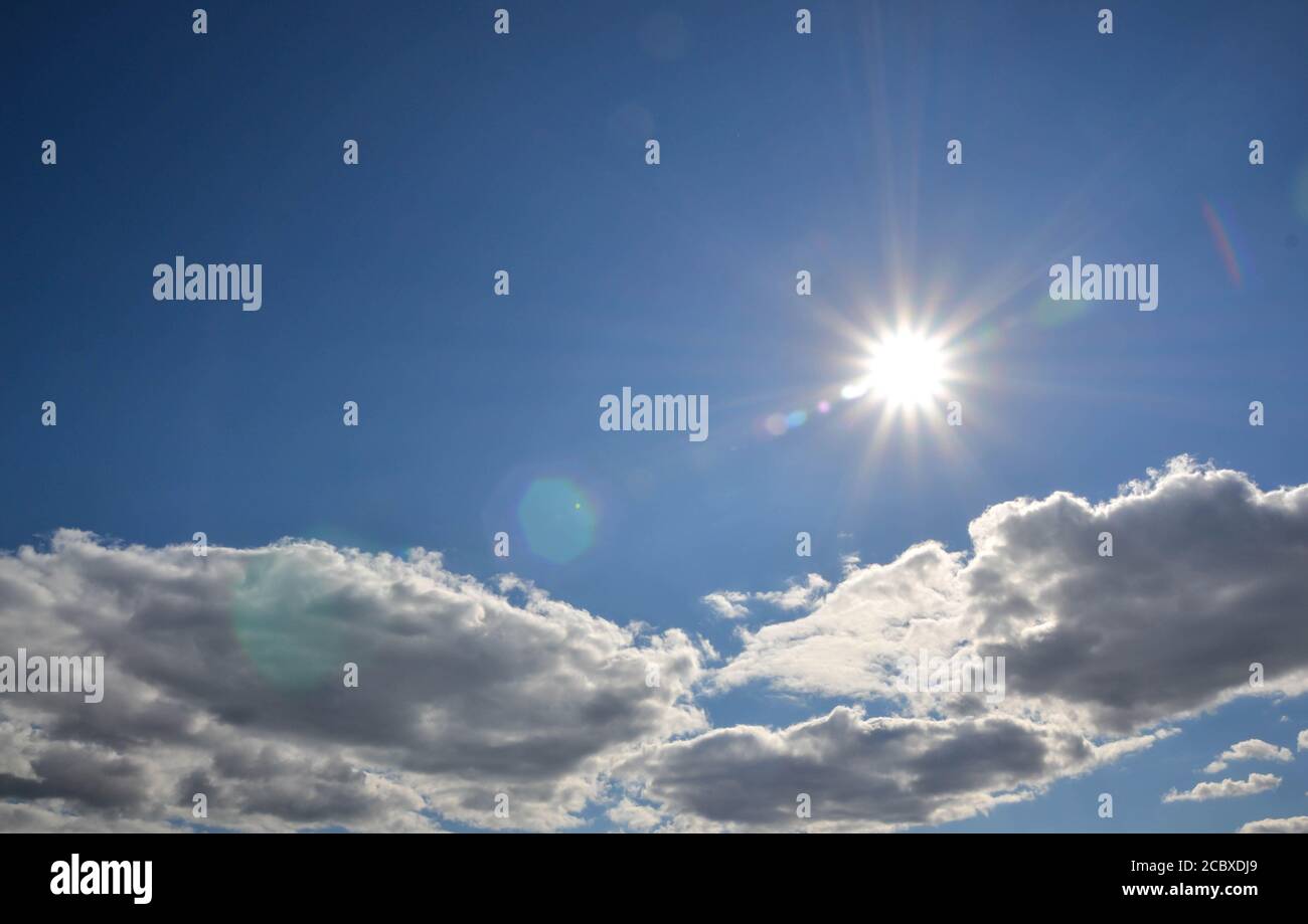 Été ciel bleu vif avec nuages arrière-plan extérieur. Ciel bleu avec nuages. Banque D'Images