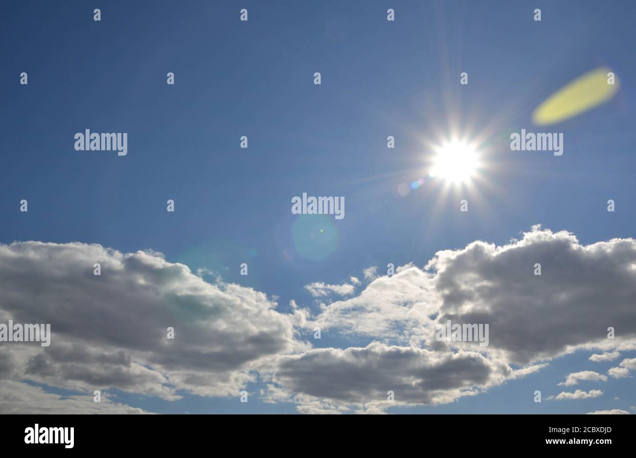 Été ciel bleu vif avec nuages arrière-plan extérieur. Ciel bleu avec nuages. Banque D'Images