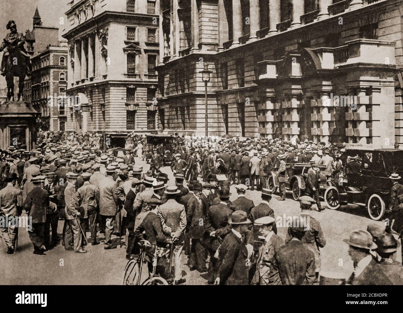 Des foules se rassemblent à Londres, le 4 août 1914, dans l'attente de nouvelles à la suite de l'invasion allemande de la Belgique. Il a suivi l'assassinat de l'archiduc François Ferdinand d'Autriche, héritier présomptif du trône austro-hongrois, à Sarajevo, le 28 juin 1914, par Gavrilo Princip, un serbe bosniaque, qui a finalement mené à la première Guerre mondiale Banque D'Images