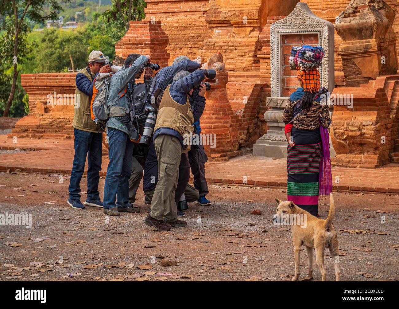 Lac Inle, MYANMAR - 3 janvier 2018 : Groupe de photographes japonais prenant des photos d'une femme birmane Banque D'Images