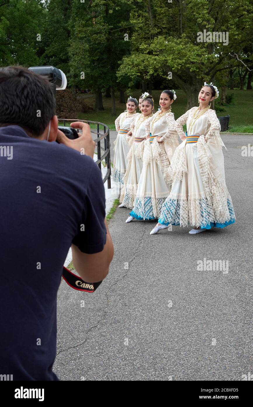 Un petit groupe de danseurs folkloriques paraguayens américains en costumes indigènes pose pour des photos. Dans un parc à Flushing, Queens, New York. Banque D'Images