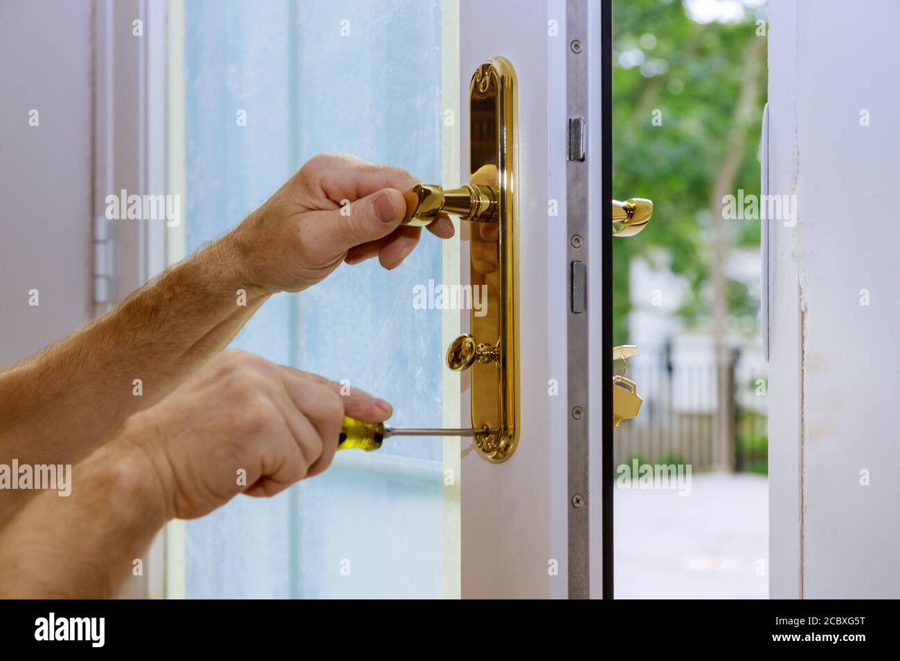 Poignée installée sur les systèmes de serrure de porte en bois protection de sécurité pour l'appartement. Banque D'Images