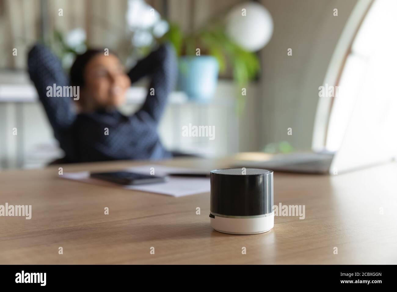 Gros plan sur le petit assistant numérique portable sur table. Banque D'Images