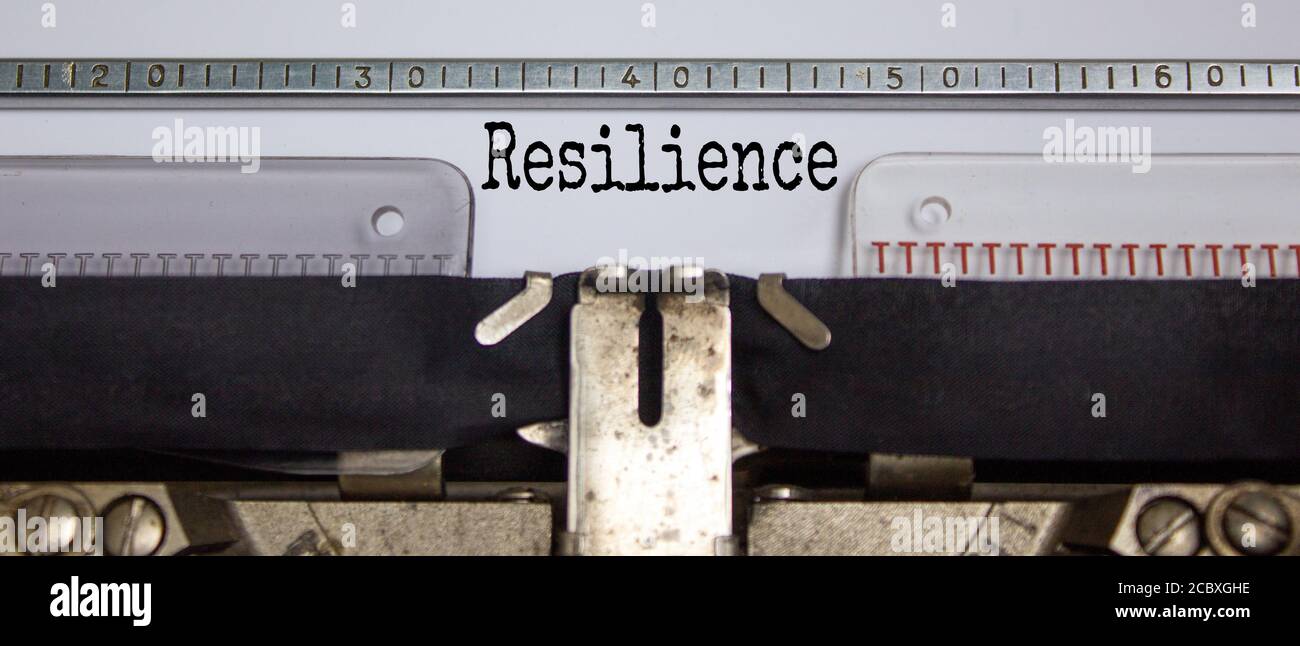 Texte 'resilience' tapé sur une machine à écrire rétro. Concept d'entreprise. Banque D'Images