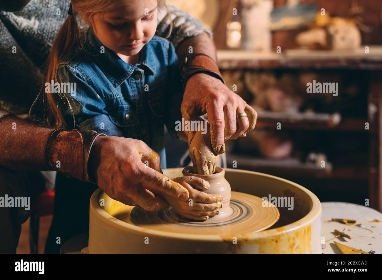 Enfants faisant de la poterie Banque de photographies et d’images à