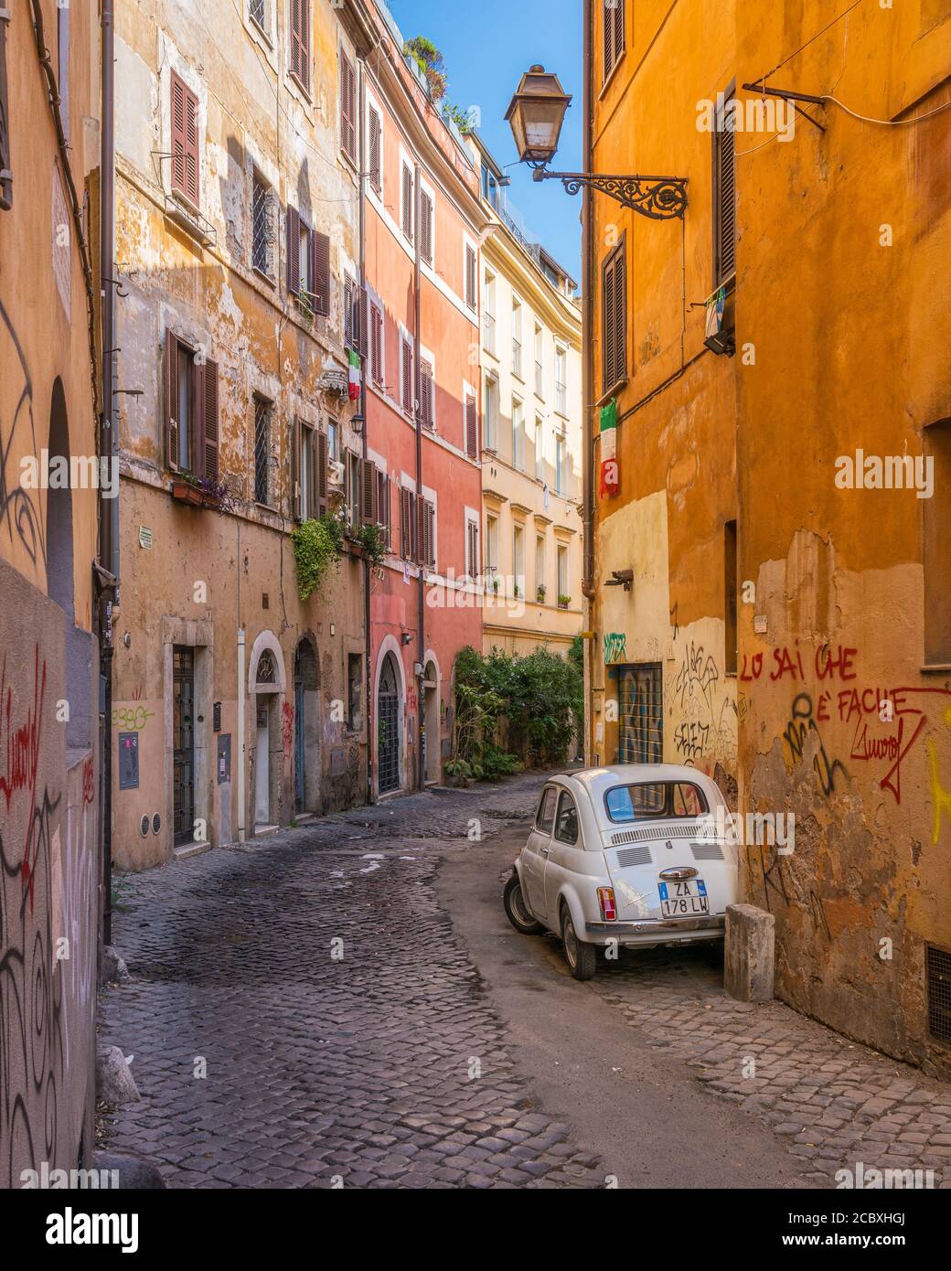 Le pittoresque quartier Rione Trastevere sur un matin d'été, à Rome, Italie. Banque D'Images