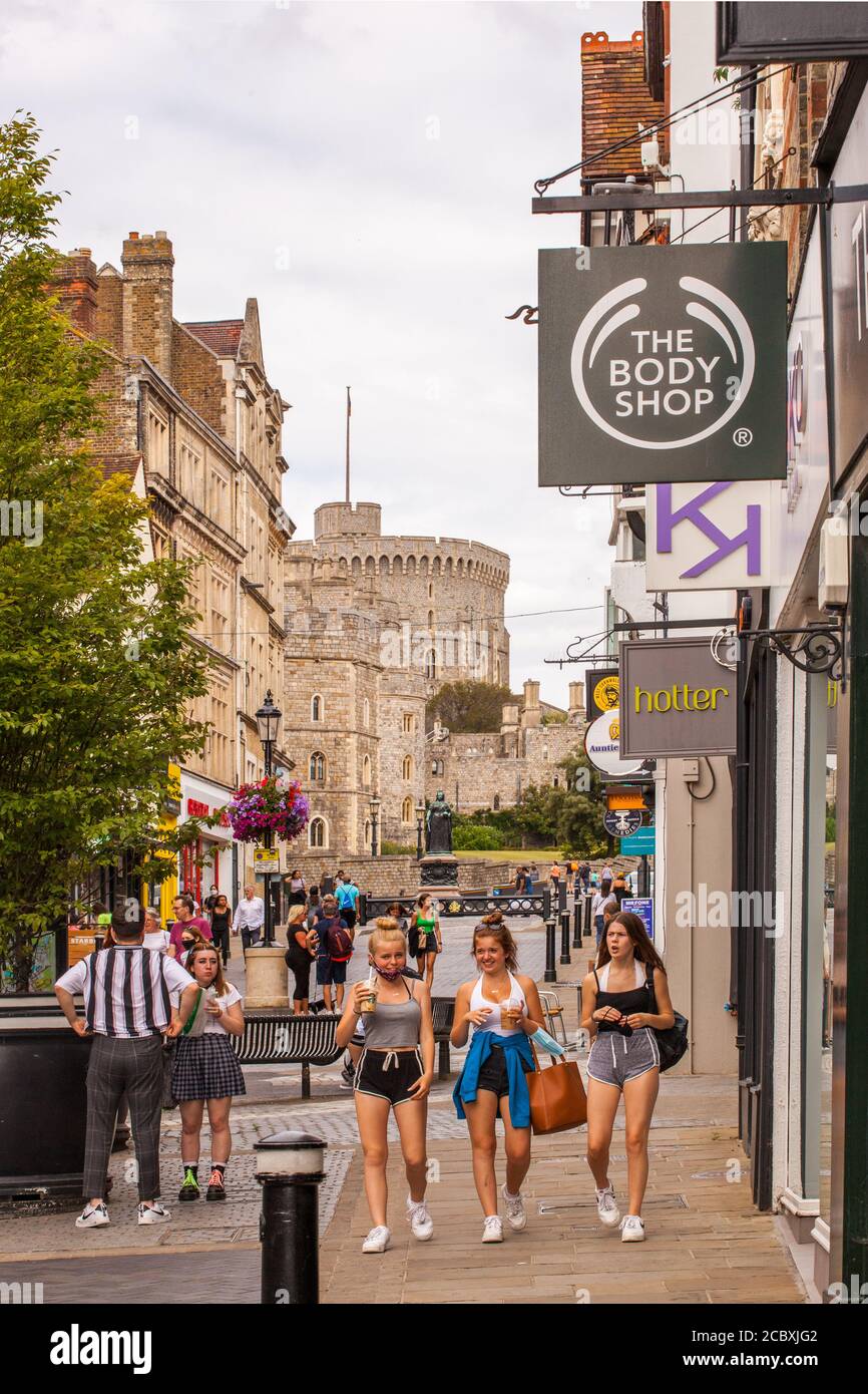 Les jeunes filles et les jeunes femmes font du shopping dans la rue le long de Peascod Street Windsor Angleterre Royaume-Uni Banque D'Images