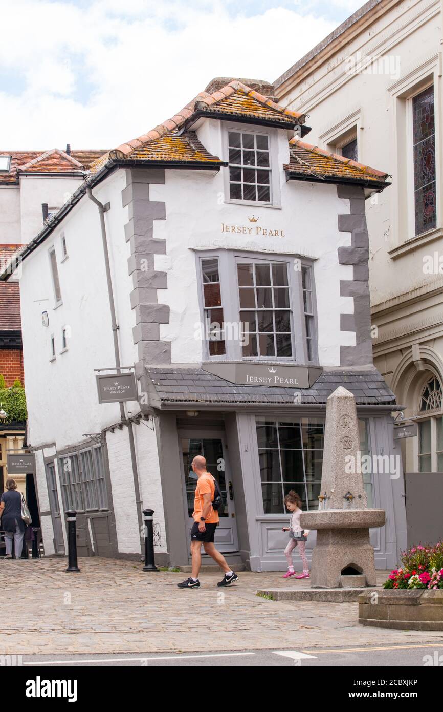 La boutique de perles de Jersey Pearl à Windsor, Angleterre, Royaume-Uni appelé la maison de crooked ou la maison de marché transversale i Banque D'Images