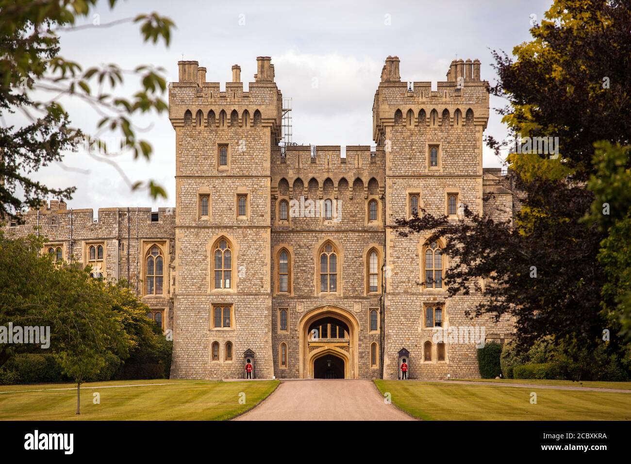 Vue sur les gardes royaux qui gardaient le château de Windsor depuis le Fin de la longue promenade dans le parc génial de Windsor Banque D'Images