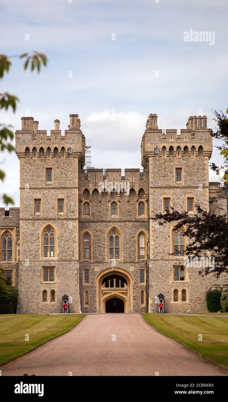 Vue sur les gardes royaux qui gardaient le château de Windsor depuis le Fin de la longue promenade dans le parc génial de Windsor Banque D'Images