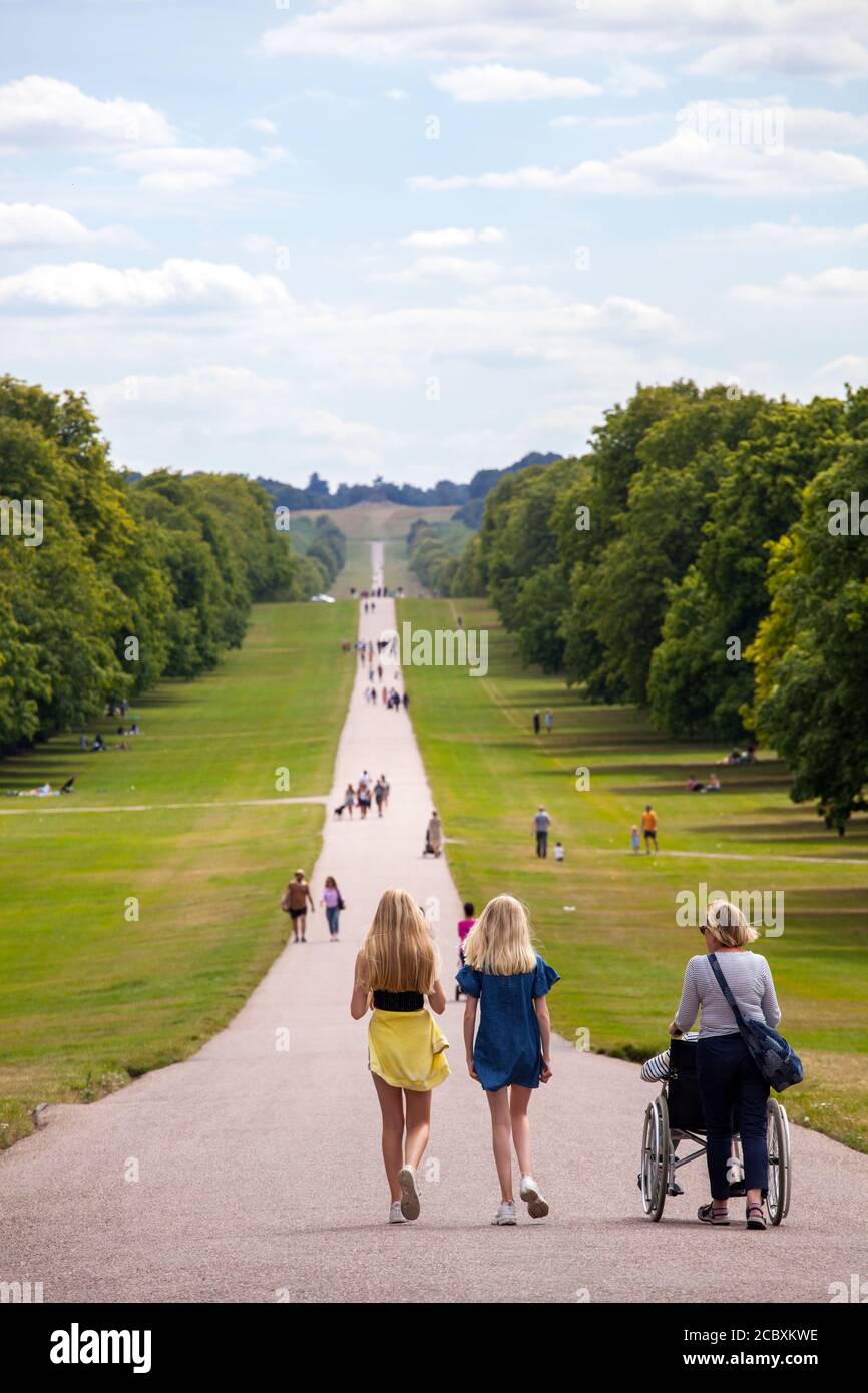 Touristes visiteurs et personnes à la journée prennent dans la vue de Château de Windsor depuis la fin de la longue promenade Le parc de Windsor est super Banque D'Images