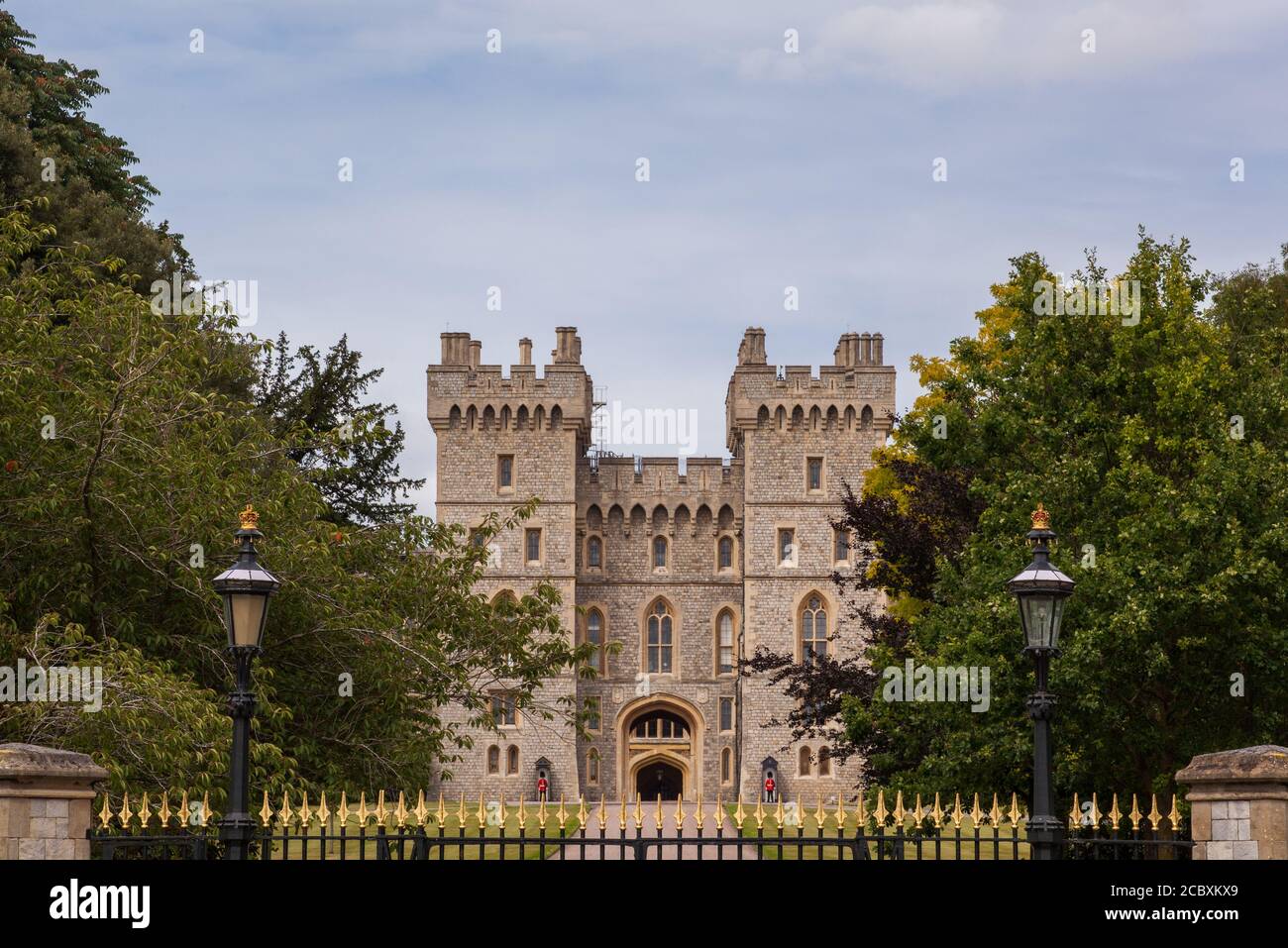 Vue sur les gardes royaux qui gardaient le château de Windsor depuis le Fin de la longue promenade dans le parc génial de Windsor Banque D'Images