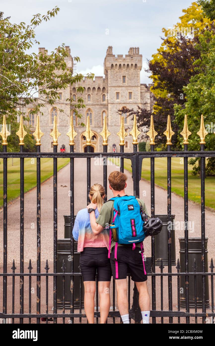 Touristes visiteurs et personnes à la journée prennent dans la vue de Château de Windsor depuis la fin de la longue promenade Le parc de Windsor est super Banque D'Images