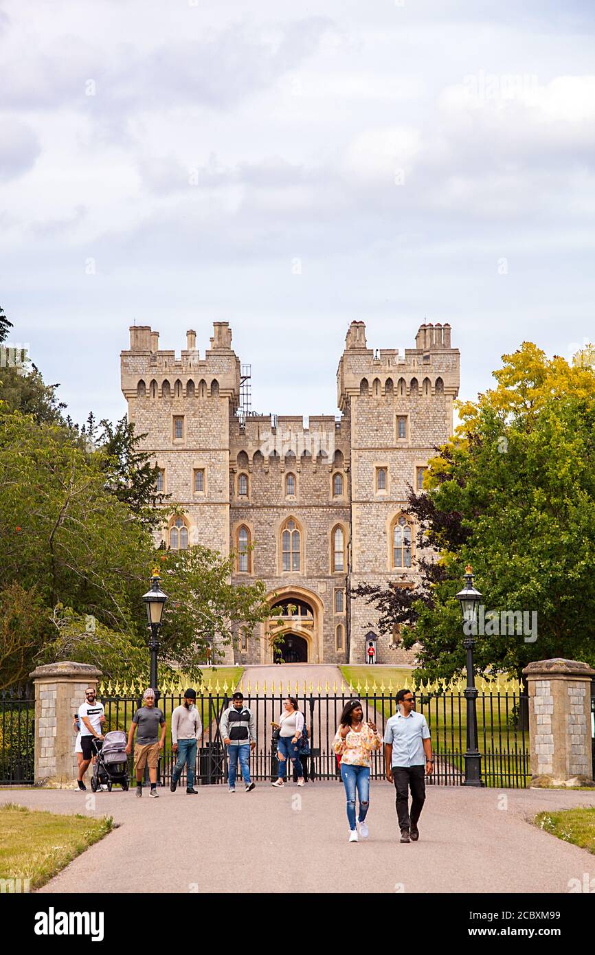 Touristes visiteurs et personnes à la journée prennent dans la vue de Château de Windsor depuis la fin de la longue promenade Le parc de Windsor est super Banque D'Images