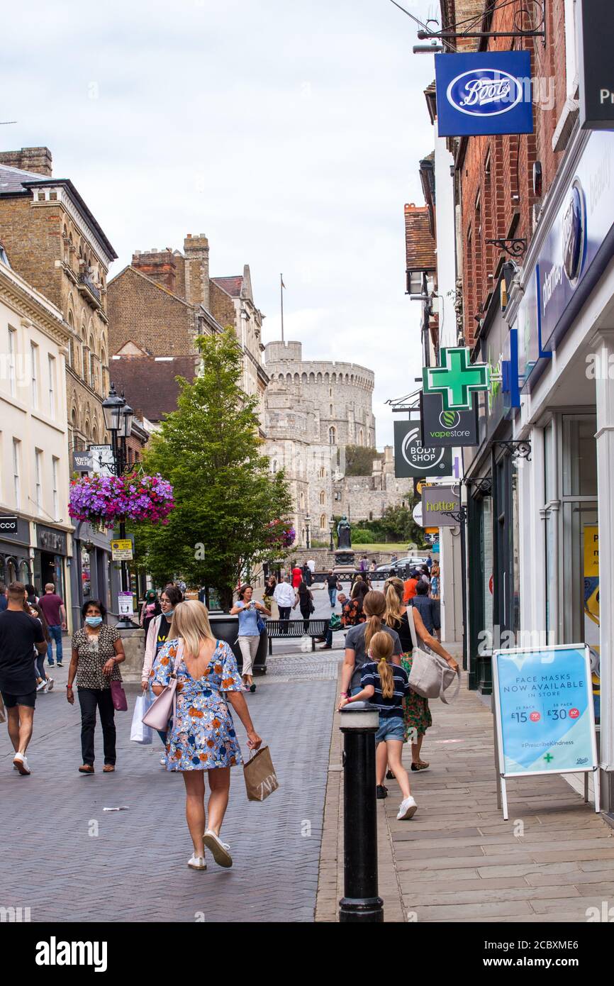 Les gens font du shopping dans la rue Peascod Street Windsor, Angleterre, Royaume-Uni Banque D'Images