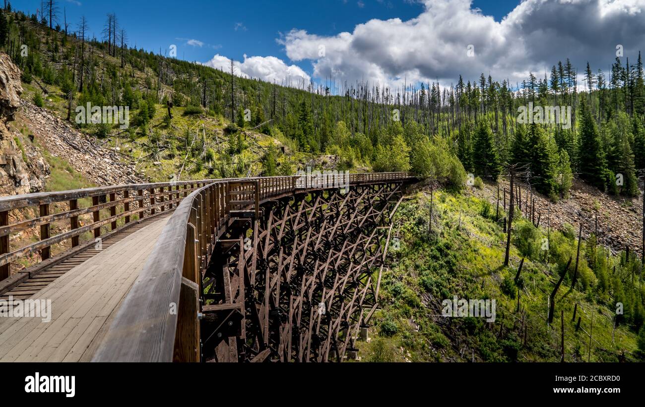 Ponts en bois du chemin de fer abandonné de Kettle Valley dans le canyon Myra, près de Kelowna (Colombie-Britannique), Canada Banque D'Images