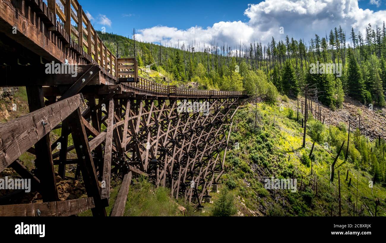 Ponts en bois du chemin de fer abandonné de Kettle Valley dans le canyon Myra, près de Kelowna (Colombie-Britannique), Canada Banque D'Images