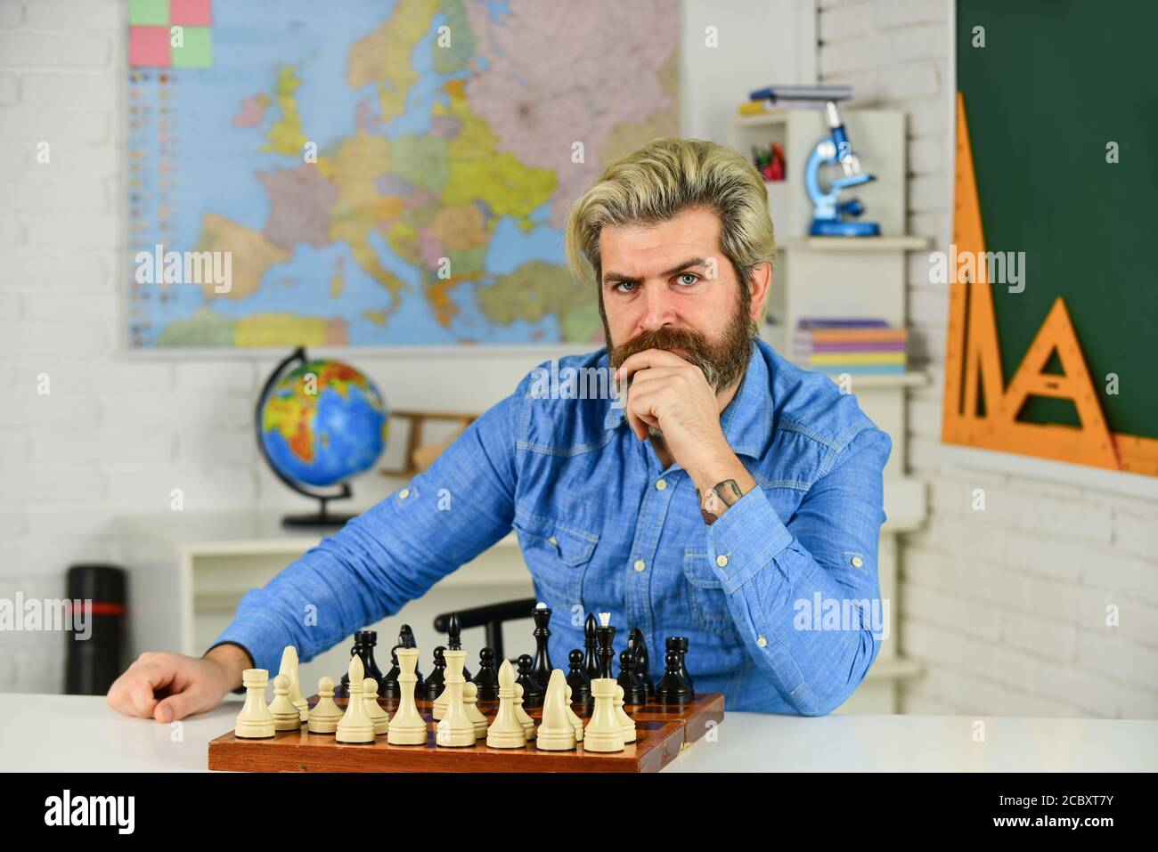 Concept de stratégie. Professeur d'école. Faites votre propre pensée de manière indépendante. Leçon d'échecs. Jeu de société. Homme intelligent jouant aux échecs. Figures sur le plateau d'échecs. Passe-temps intellectuel. Réfléchir à l'étape suivante. Banque D'Images