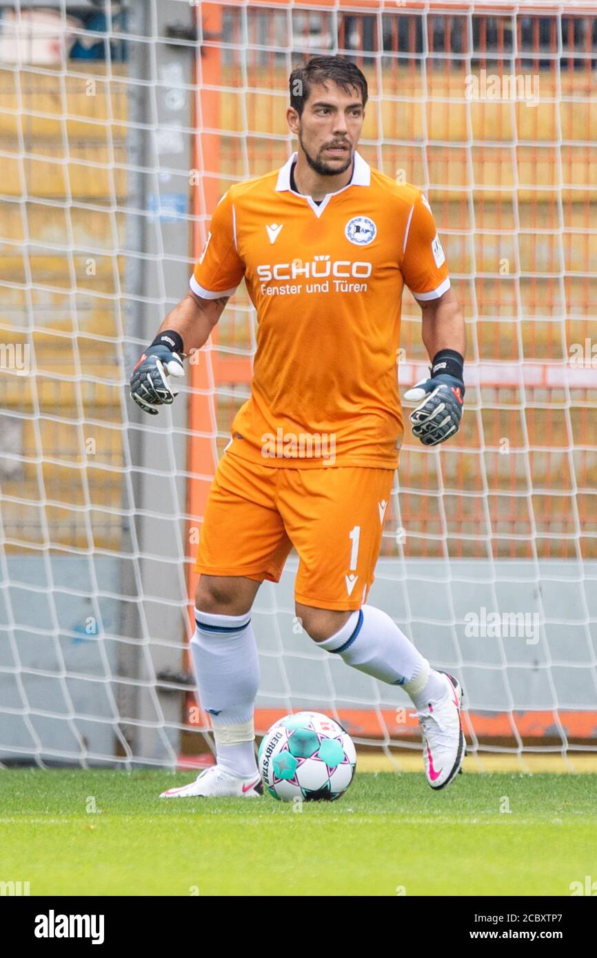 Goalwart Stefan ORTEGA MORENO (BI) avec ballon, action individuelle avec ballon, action, football, match d'essai, Arminia Bielefeld (BI) - VfL Osnabrueck (OS) 1: 1, le 15 août 2020 à Bielefeld/Allemagne. € | utilisation dans le monde entier Banque D'Images