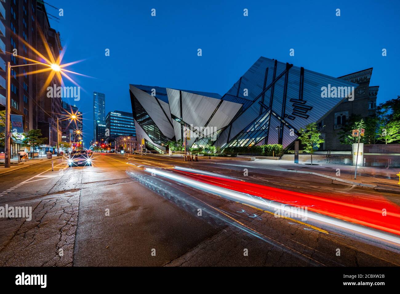 Vue nocturne du monument architectural Musée royal de l'Ontario, connu sous le nom de ROM à Toronto, Ontario, Canada. Banque D'Images