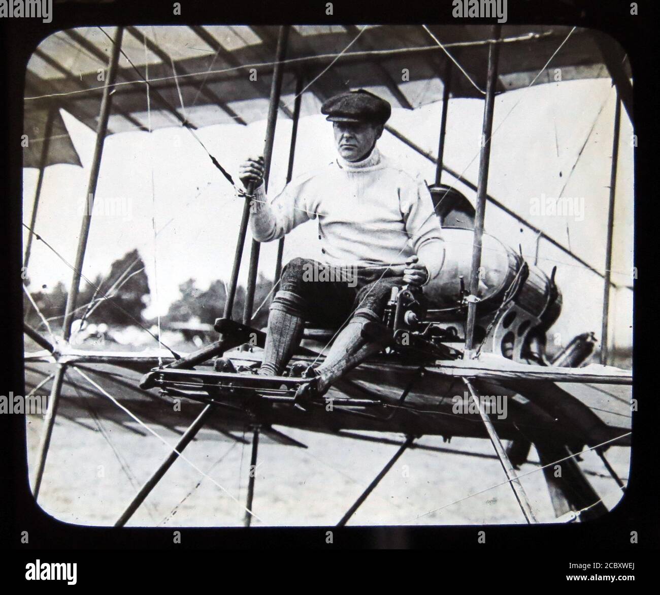 Une diapositive magique représentant Robert Loraine dans son biplan Bristol Boxkite lors de sa première apparition publique en tant que pilote (sous l'alias Robert Jones) à la semaine de l'aviation de Bournemouth en juillet 1910. Loraine était un acteur, un acteur-gérant et un soldat britannique de Londres et de Broadway qui a plus tard profité d'une carrière secondaire en tant qu'aviateur pionnier. En septembre 1910, il effectue le premier vol d'avion de l'Angleterre vers l'Irlande. Diapositive publiée par W. Butcher & Sons, Londres et datant d'environ 1914. Banque D'Images