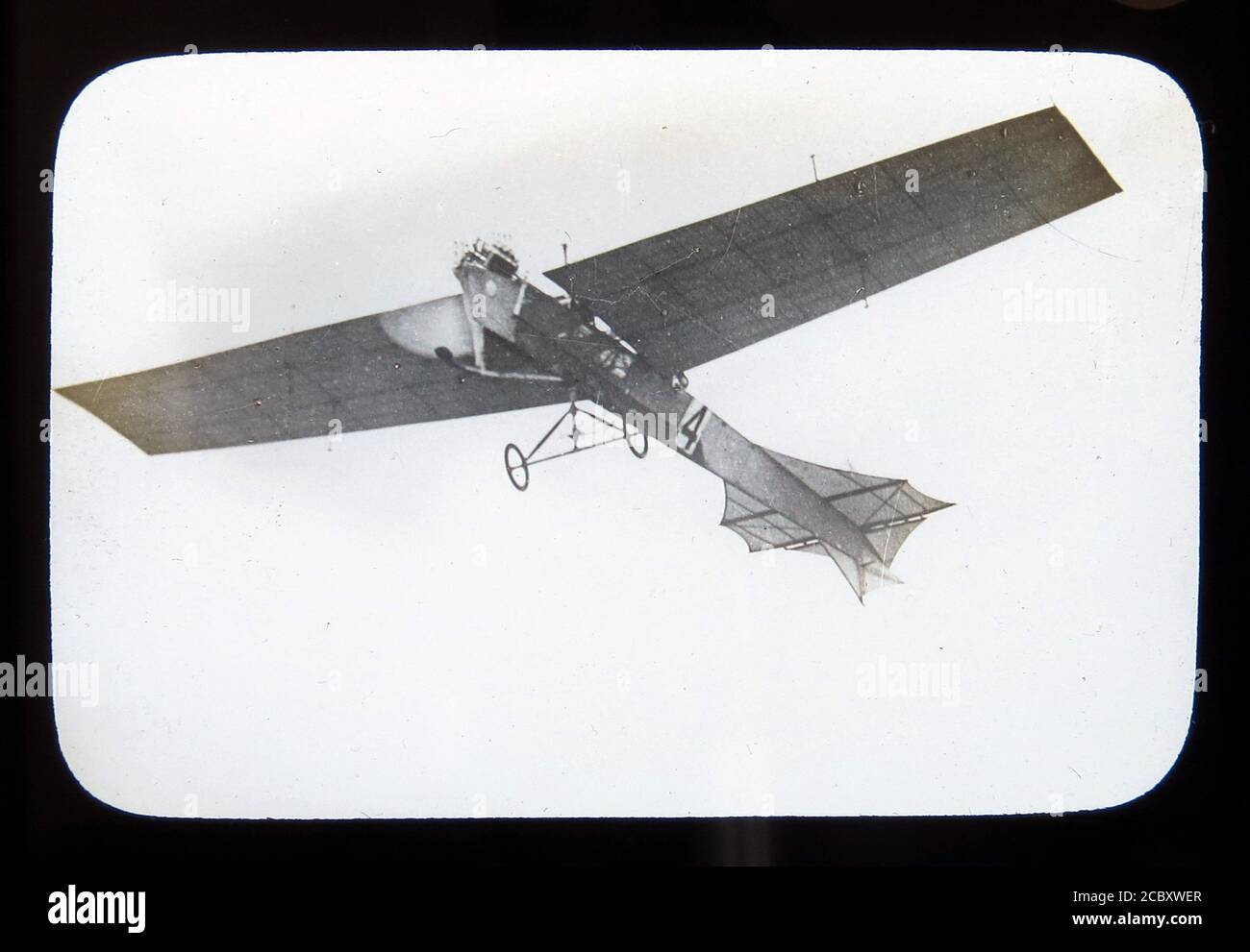 Une diapositive magique représentant le monoplan « Antoinette » d'Hubert Latham lors de la réunion aérienne de Blackpool en 1909, le premier spectacle aérien de Grande-Bretagne. Diapositive publiée par W. Butcher & Sons, Londres et datant d'environ 1914. Banque D'Images