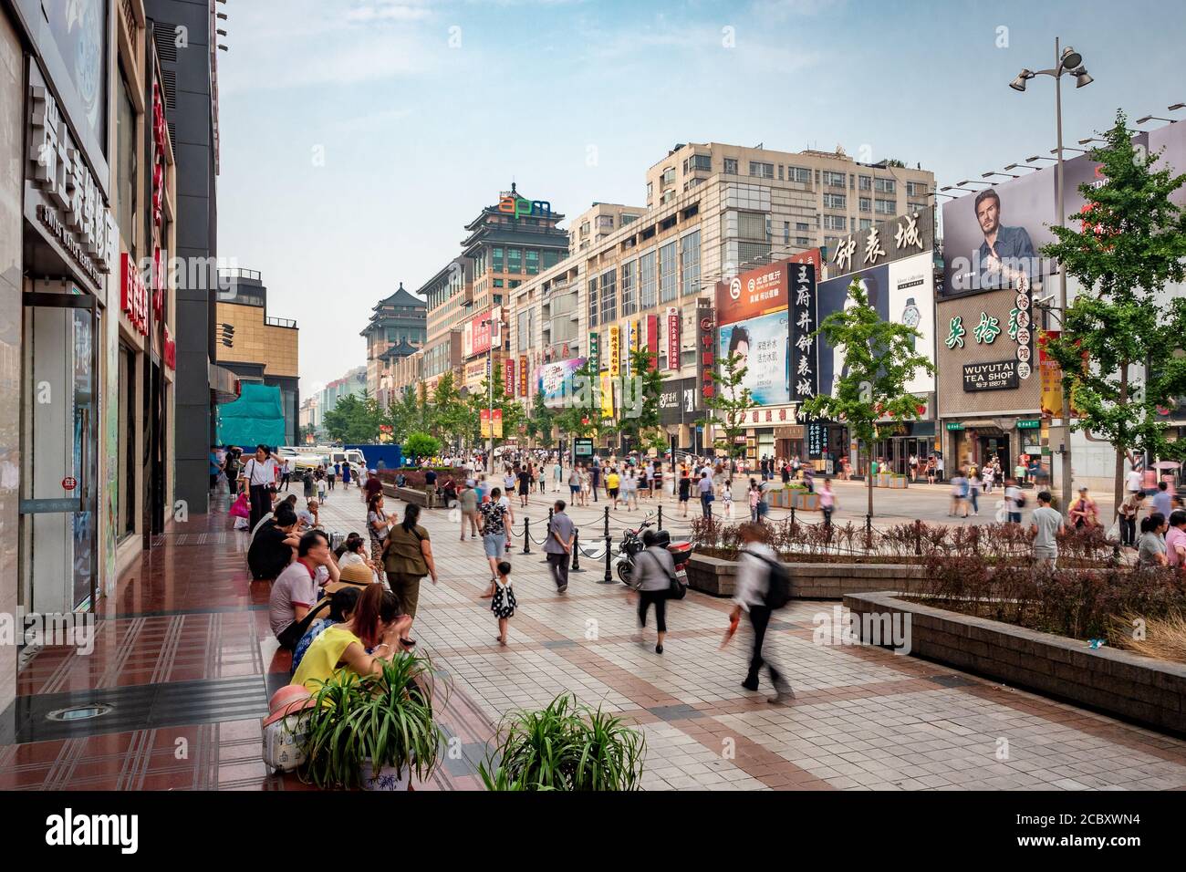 Les amateurs de shopping se trouvent dans la rue Walking de Wangfujing, la rue commerçante la plus connue et la plus prospère de Pékin, capitale de la Chine. Banque D'Images