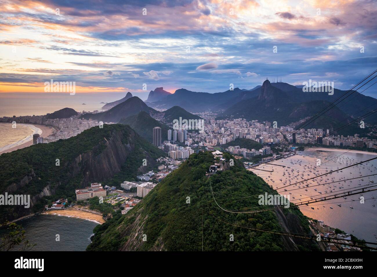 Paysage urbain de Rio de Janeiro au coucher du soleil, Brésil, Amérique du Sud. Banque D'Images