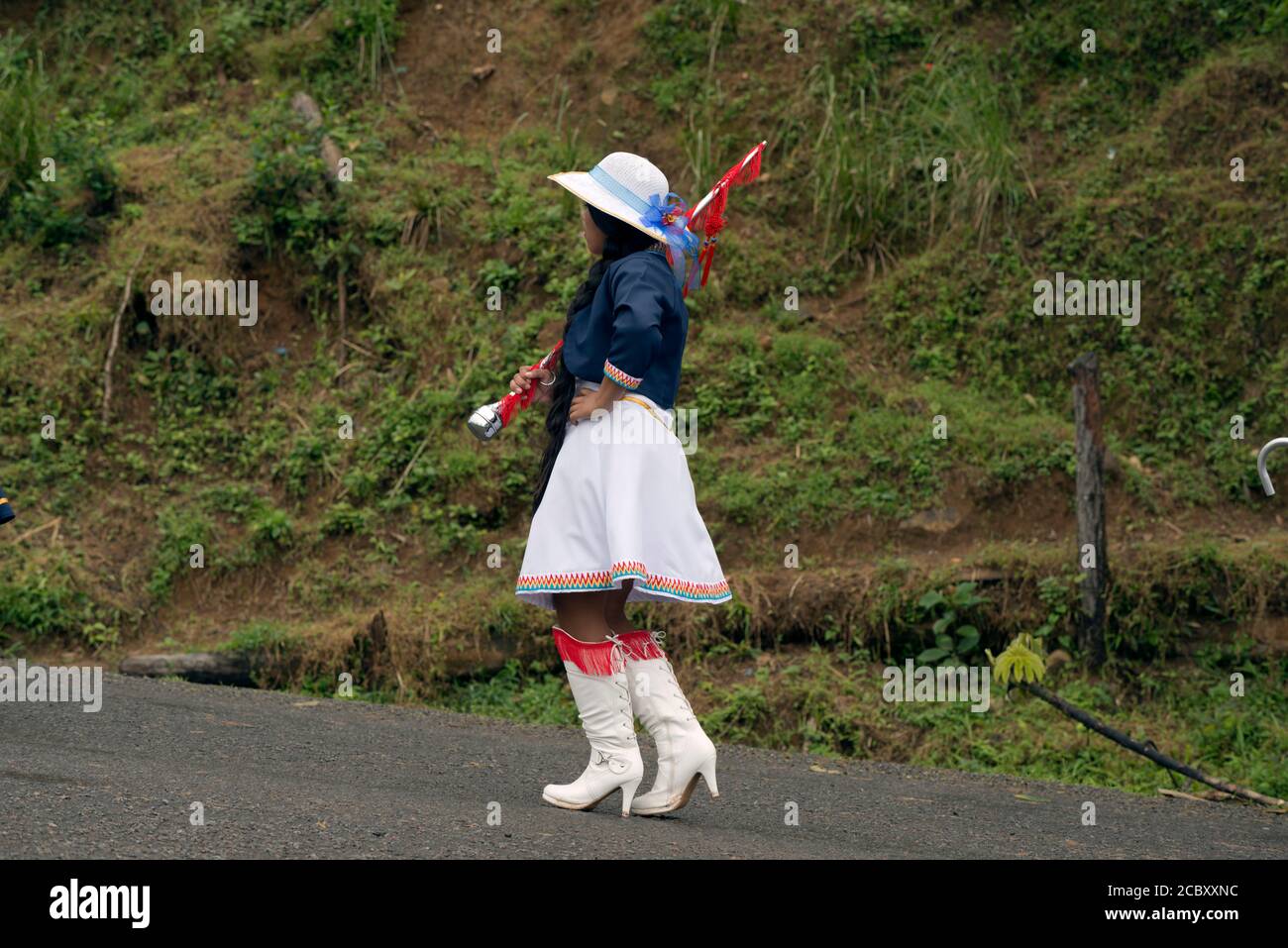 Une jeune fille indigène Ngäbe-Bugle est une majorette de tambour lors d'un défilé de groupe de marche dans la comarca de Ngäbe-Bugle au Panama. Banque D'Images