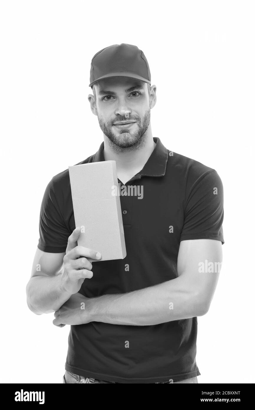 Pour livraison. Paquet garçon en uniforme isolé sur blanc. Boîte de maintien de l'homme de livraison. Livraison de colis. Service de livraison express. Colis postal, espace de copie. Banque D'Images