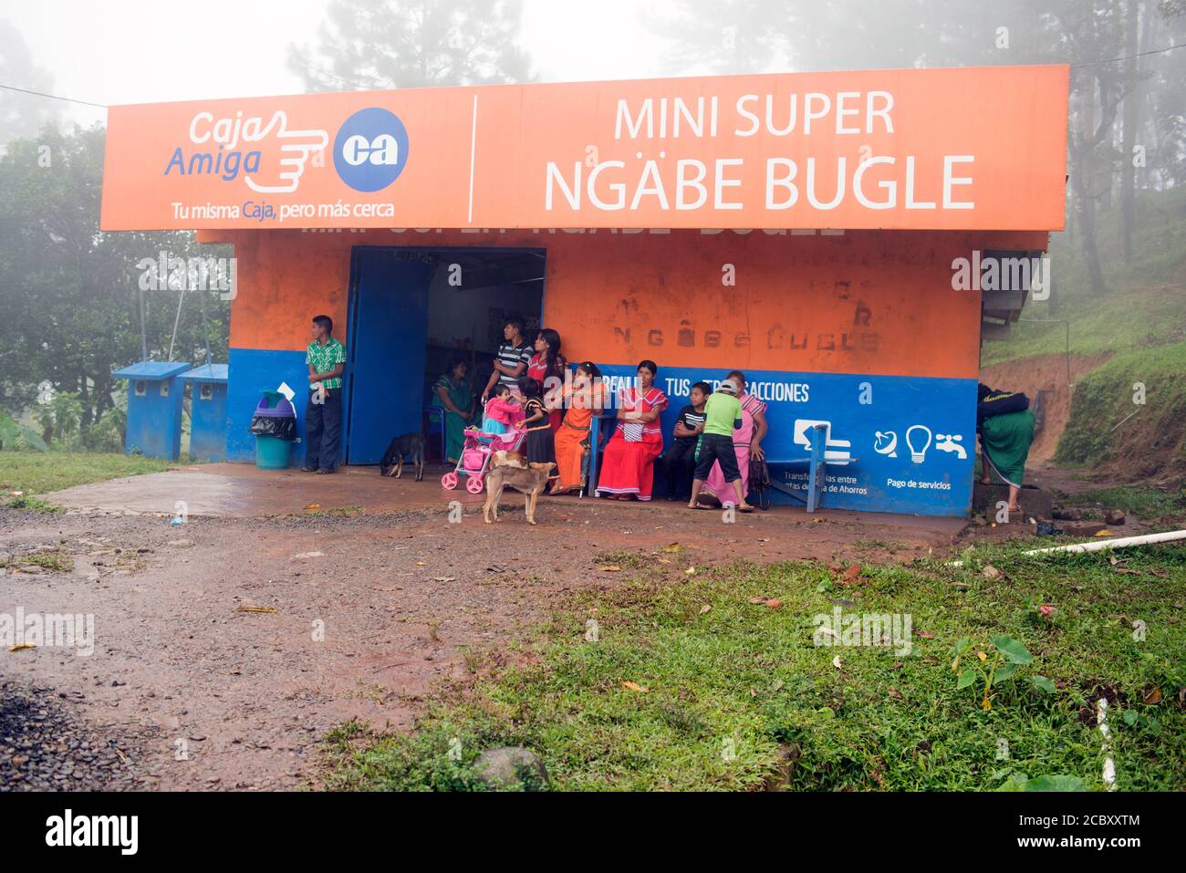 Des spectateurs indigènes de Ngäbe-Bugle regardent un défilé de groupes de marche dans la comarca de Ngäbe-Bugle au Panama. Banque D'Images