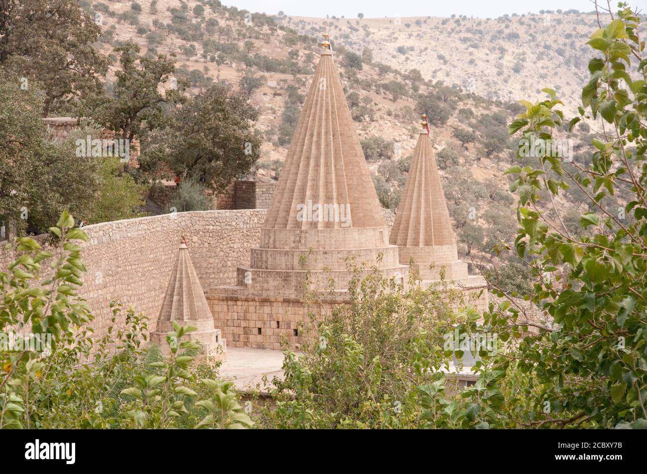 Une vue sur les flèches et mausolées de la tombe de Sheikh Adi à la sainte religieuse yézidi site de Lalish, Shekhan, Kurdistan, dans le nord de l'Irak. Banque D'Images
