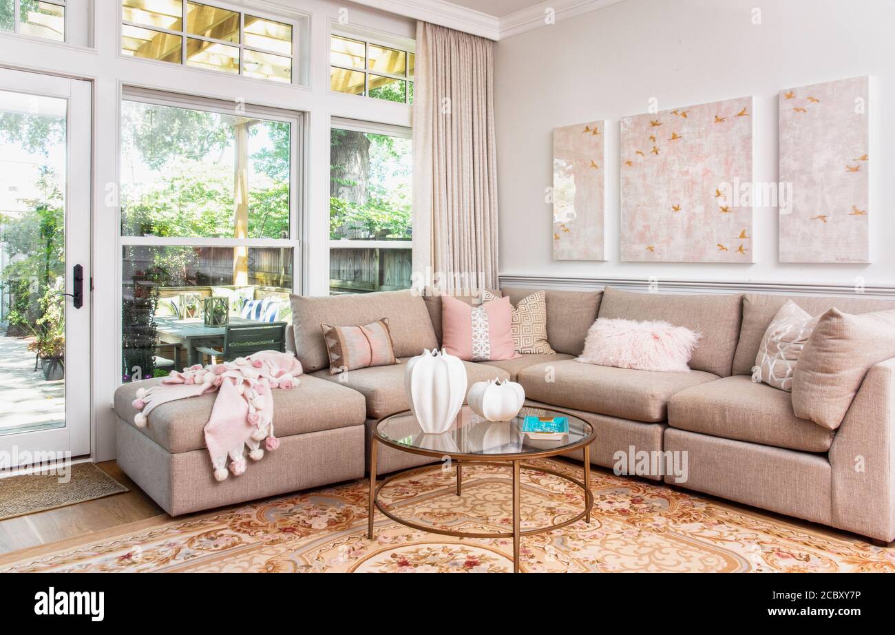 Cuisine et bar rose et blanc et coin-détente Banque D'Images