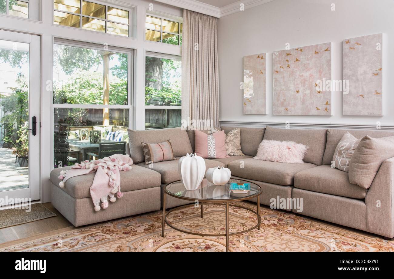 Cuisine et bar rose et blanc et coin-détente Banque D'Images