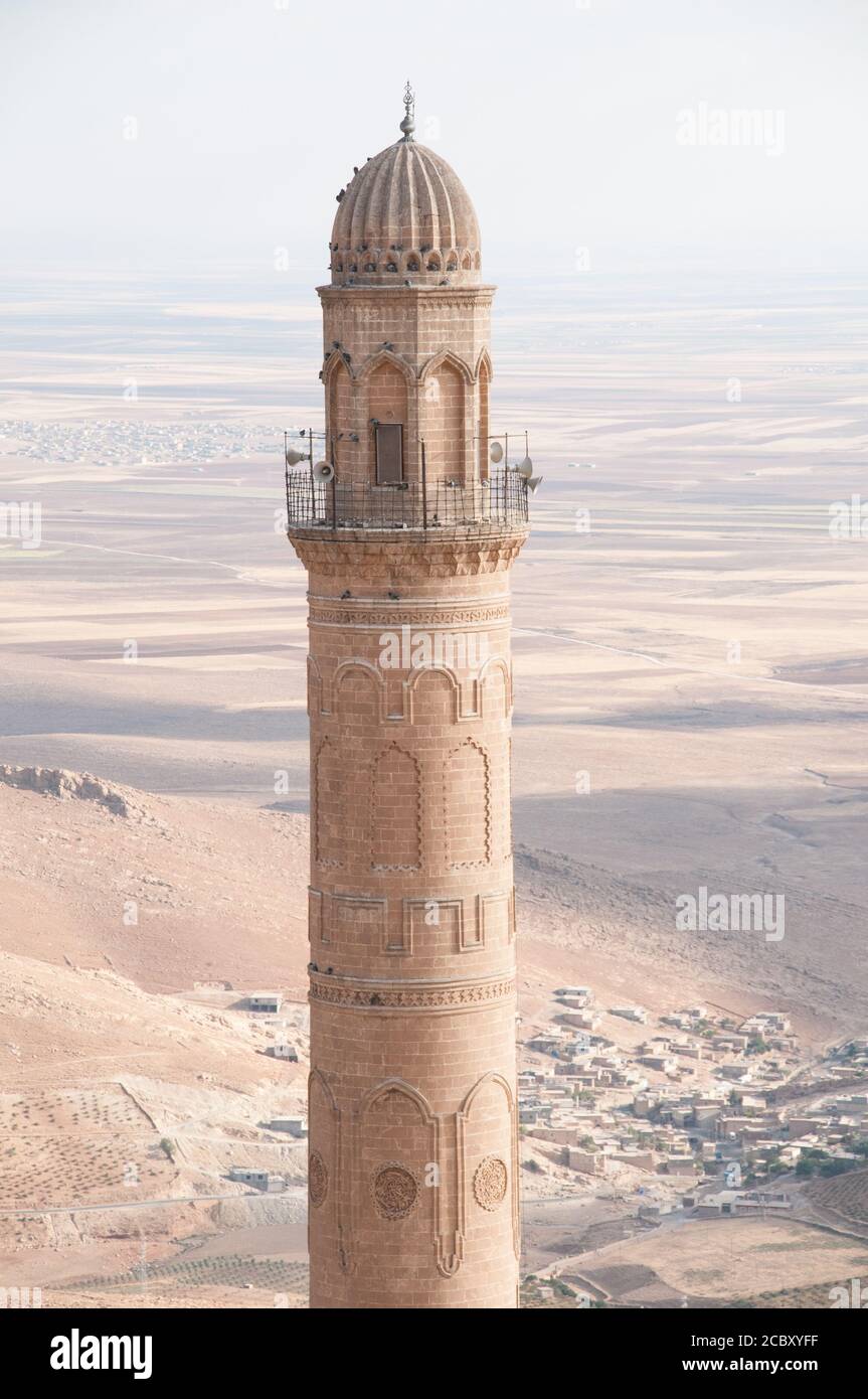 Le sommet de l'ancien minaret en pierre du XIIe siècle de la Grande Mosquée (Ulu Cami) dans la ville de Mardin, région orientale de l'Anatolie, sud-est de la Turquie. Banque D'Images