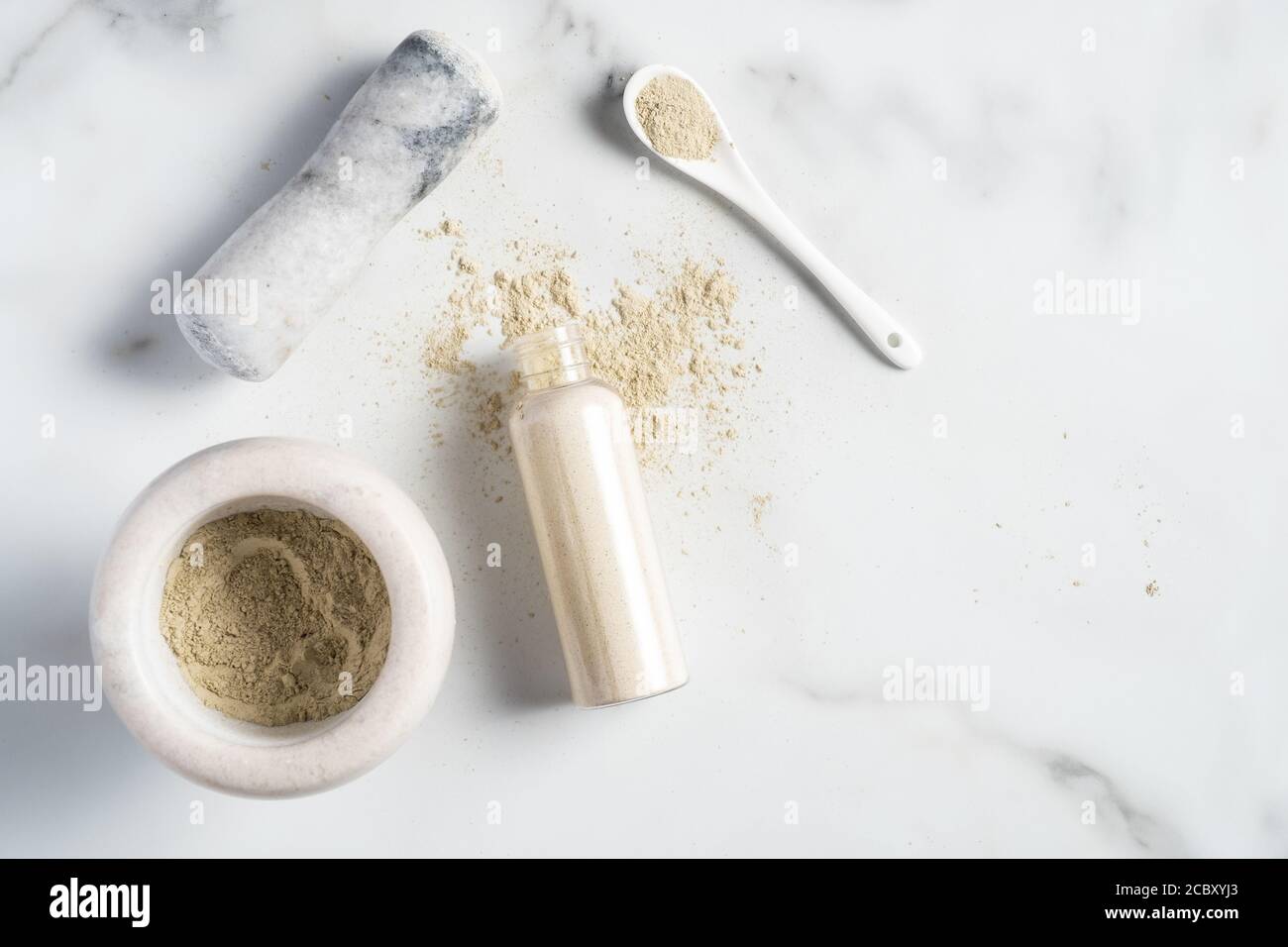 Les ingrédients du masque Ubtan sur le bureau en marbre. Flat lay, vue de dessus. Produit de beauté naturel bio spa. Banque D'Images