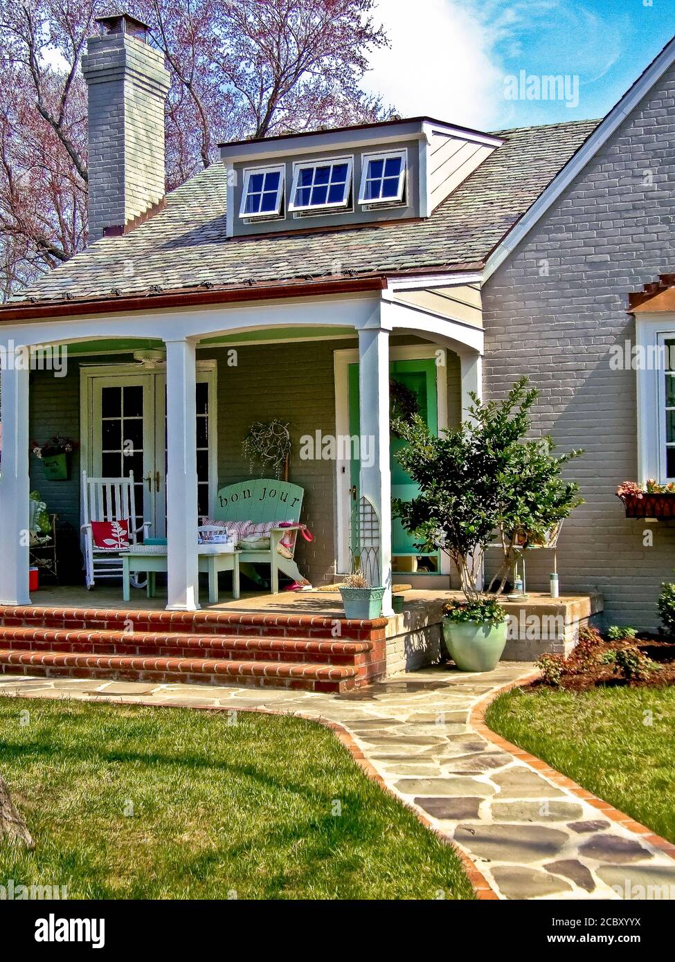 Petite maison avec meubles de porche avant Banque D'Images