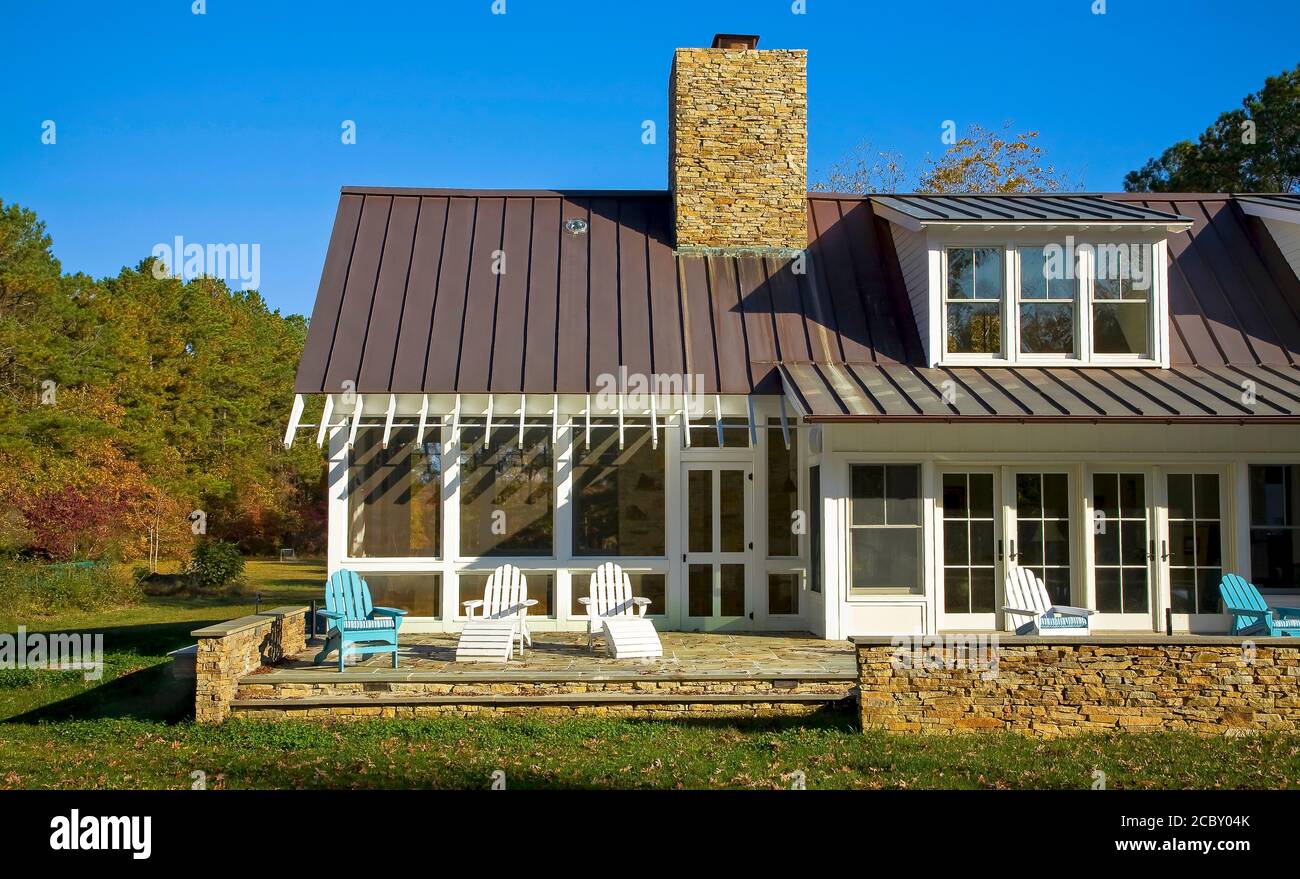 Toit en métal et mur en pierre Banque D'Images