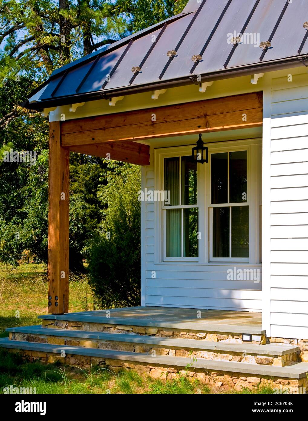 Escaliers en pierre Blu , toit en métal Banque D'Images
