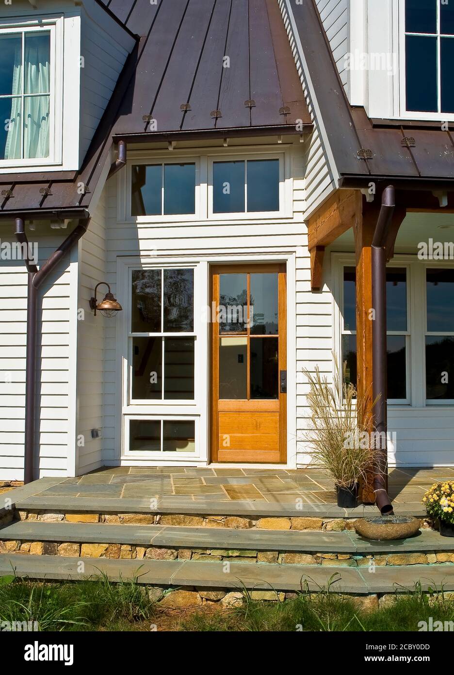 Escaliers en pierre Blu , toit en métal Banque D'Images