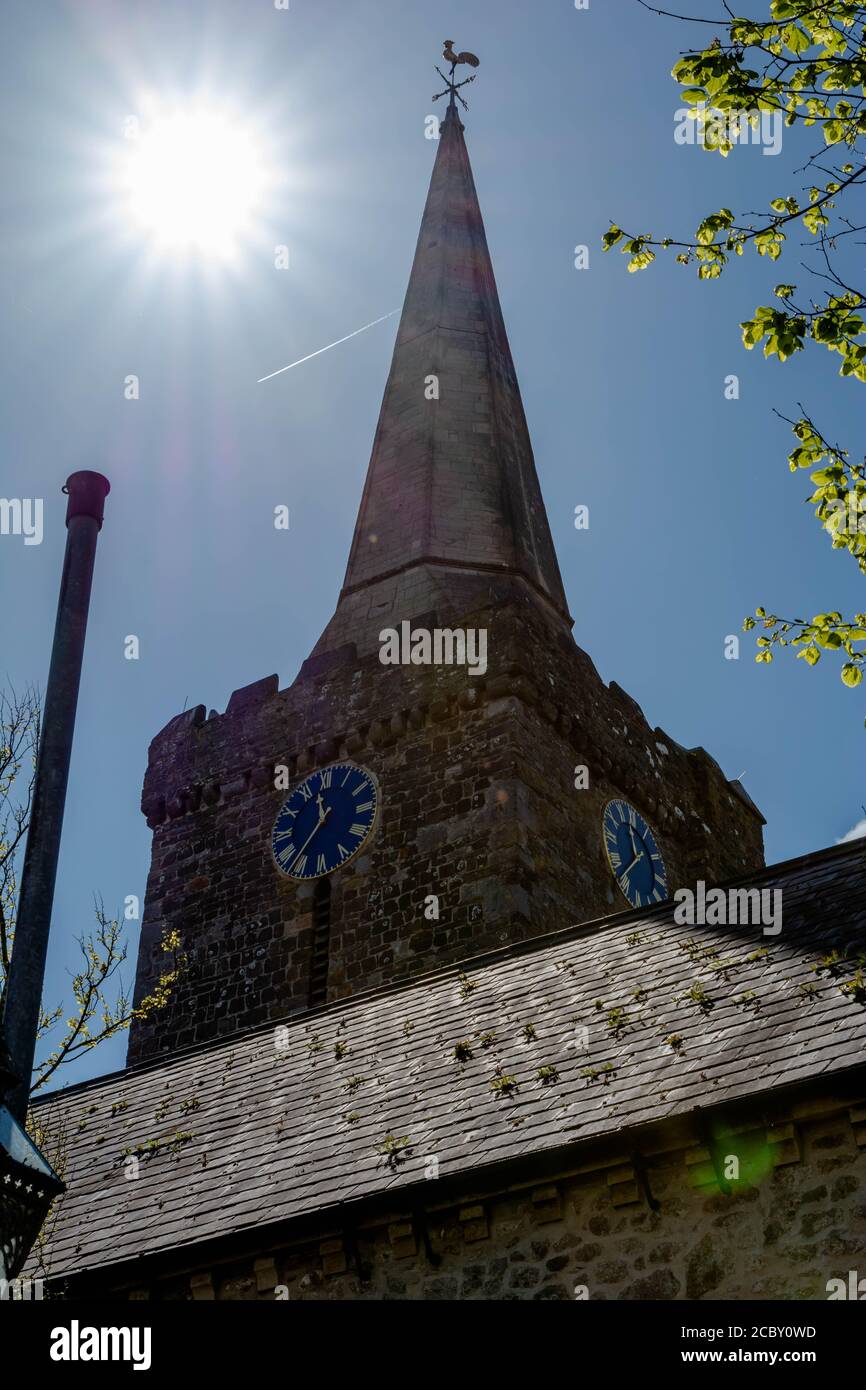 Le paysage urbain escarpé et l'église paroissiale de St Mary's à Tenby, une ancienne petite ville côtière fortifiée, aujourd'hui une station touristique populaire dans Pembrokeshire Banque D'Images