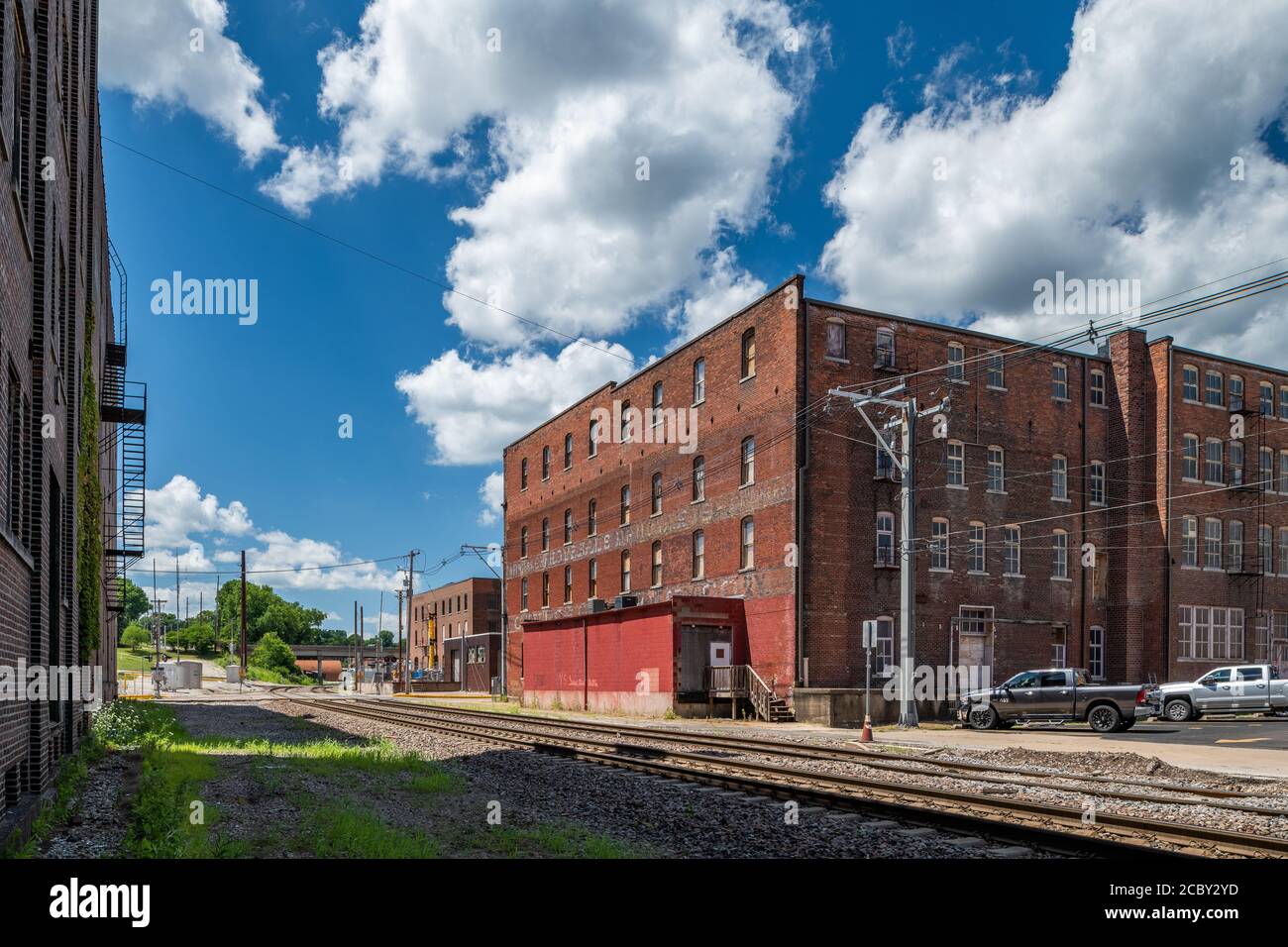 Bâtiments industriels d'entrepôt du XIXe siècle le long des voies ferrées dans le centre-ville Burlington Banque D'Images