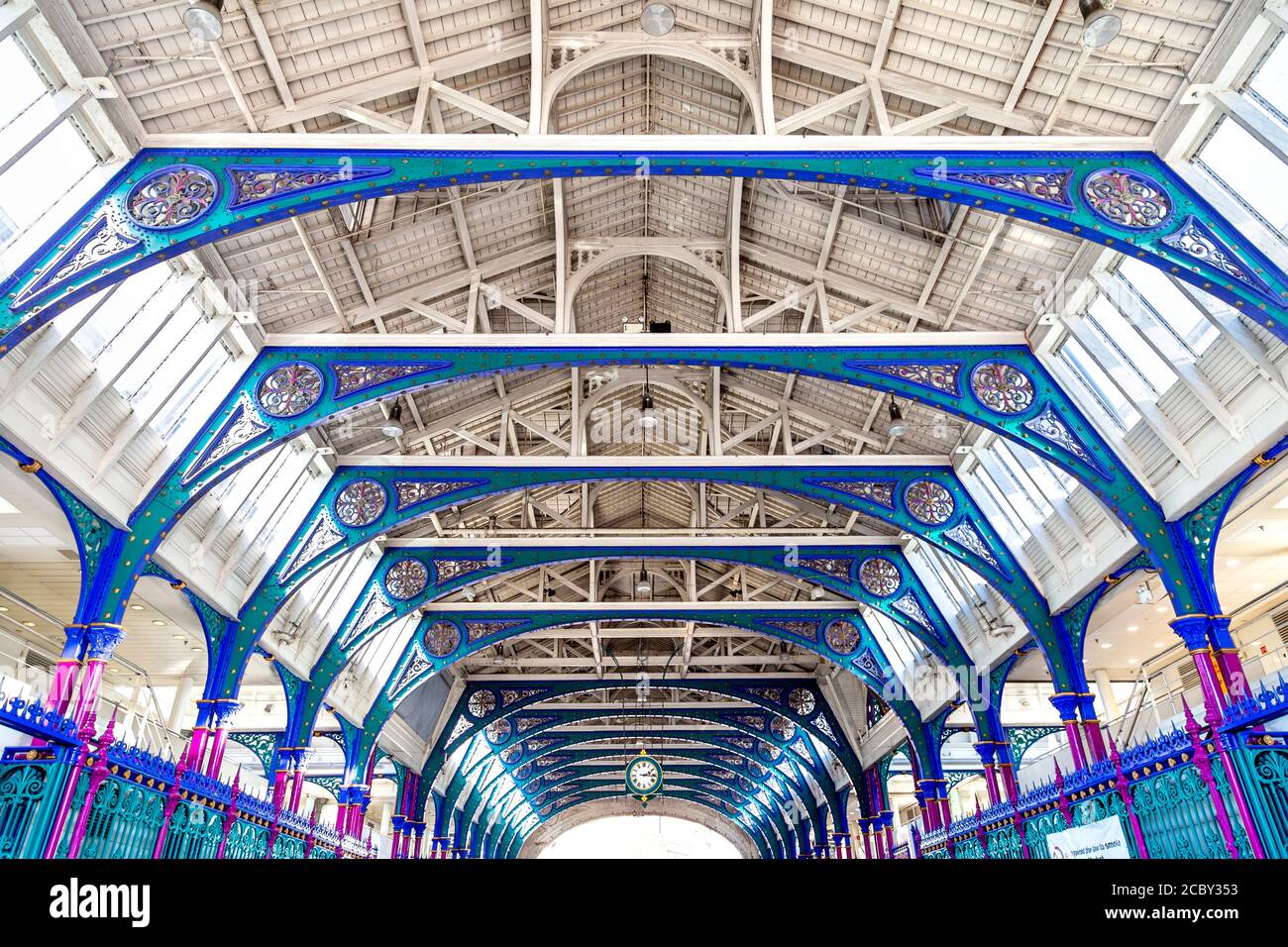Poutres en fonte peintes de la Grand Avenue au marché de la viande historique Smithfield Market, Londres, Royaume-Uni Banque D'Images